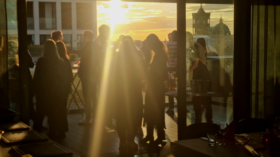 Leckere Cocktails und coole Vibes über der Stadt